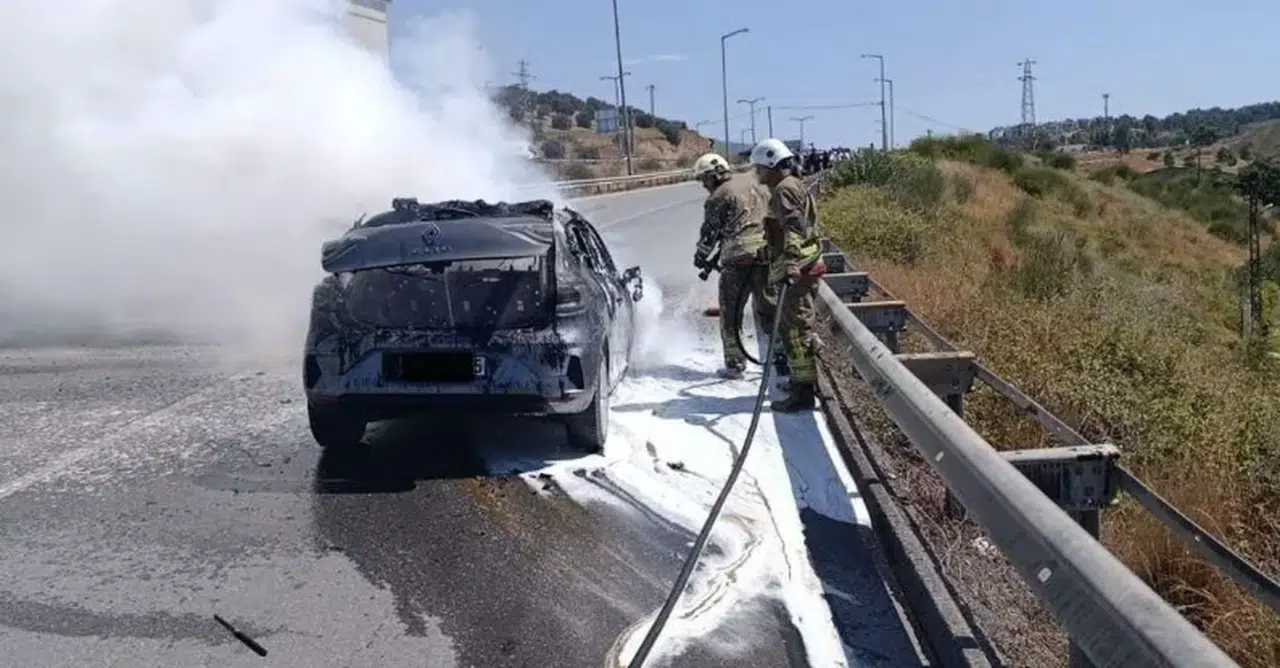 Hatay’da seyir halindeki otomobil yangın çıktı