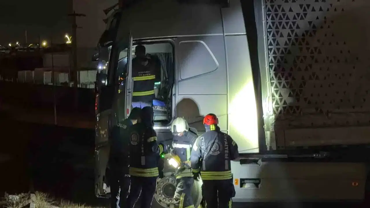 Gebze’de yoldan çıkan tır bariyerleri aştı, şoför bulunamadı