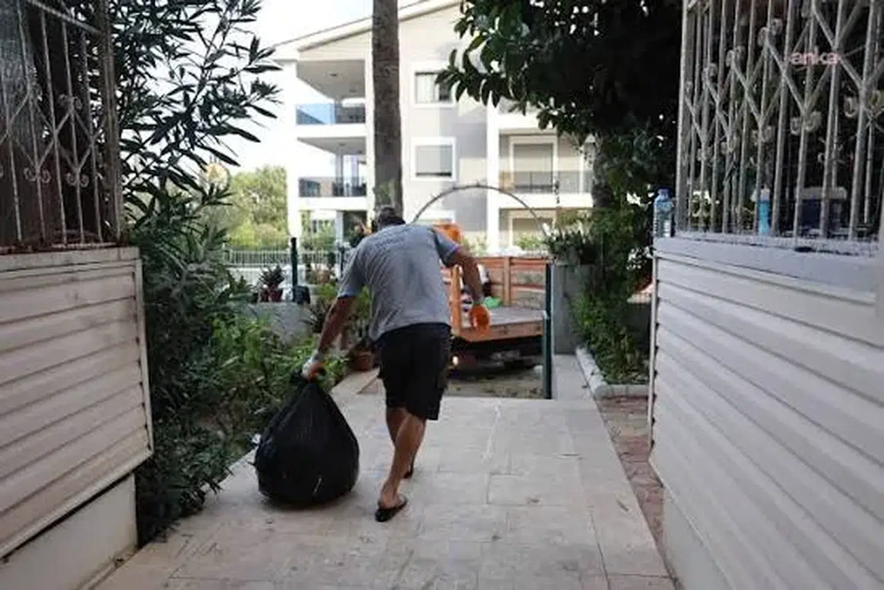 Marmaris’te bir evden bir kamyon çöp çıkarıldı