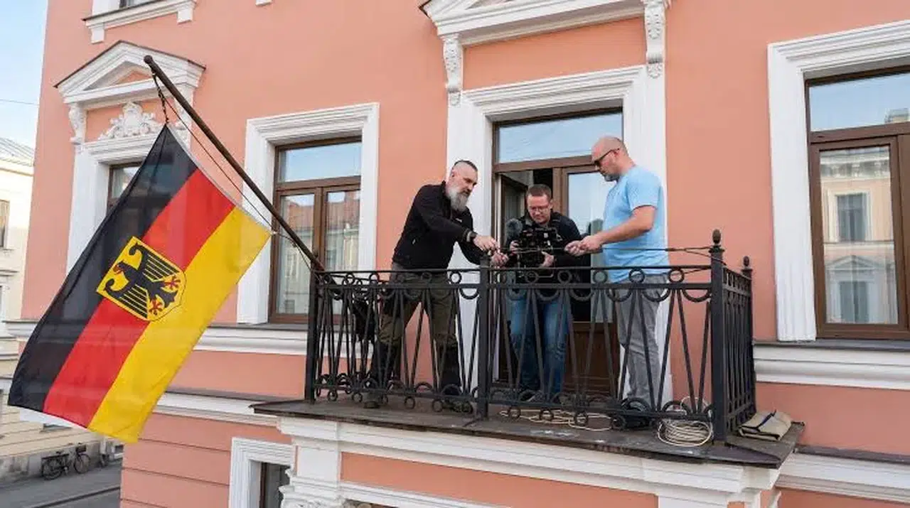 Almanya’nın St. Petersburg Başkonsolosluğu kapatıldı: Alman ve AB bayrakları indirildi