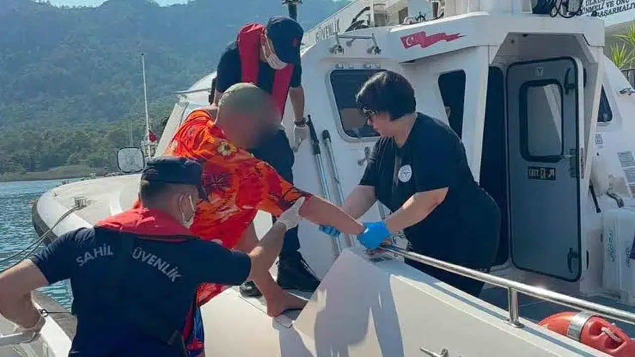 Kaş açıklarında teknesinde rahatsızlanan kişi tahliye edildi
