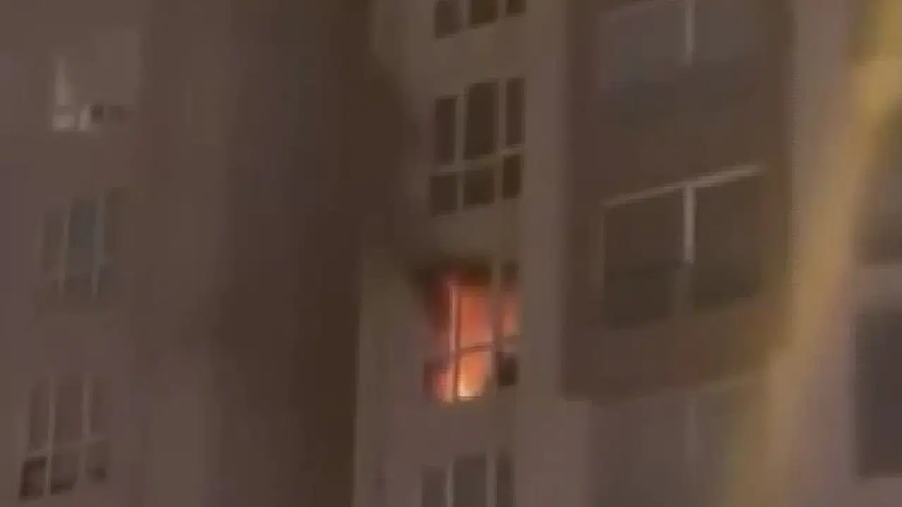 Büyükçekmece’de 12 katlı binada yangın: Mahsur kalan 3 kişi kurtarıldı