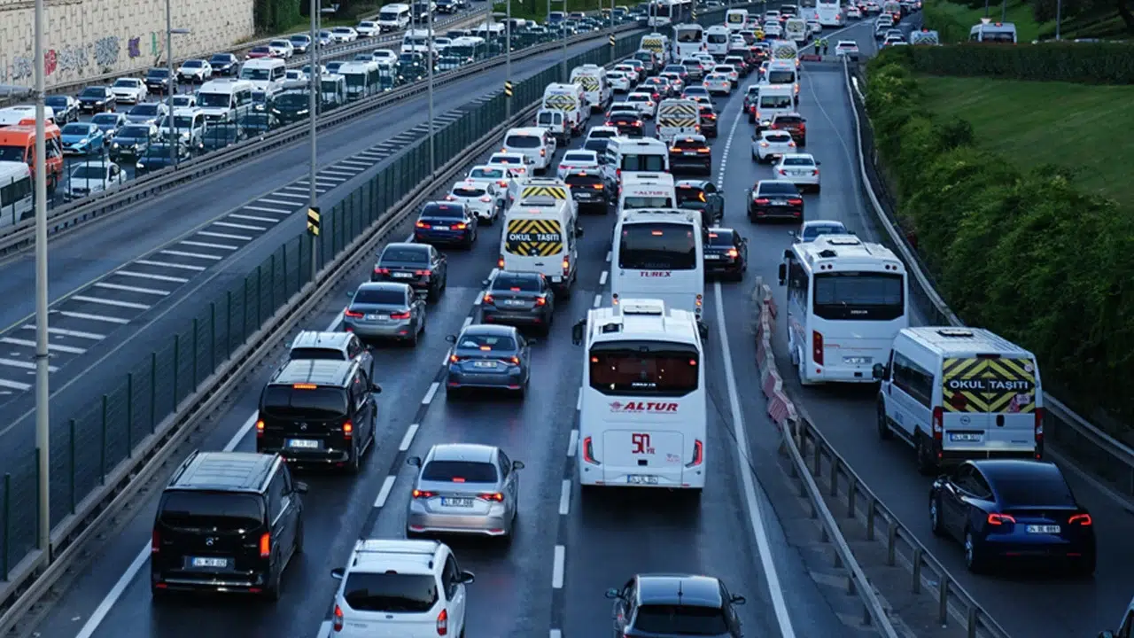 İstanbul'da sağanak trafiği vurdu: Yoğunluk yüzde 71'e çıktı
