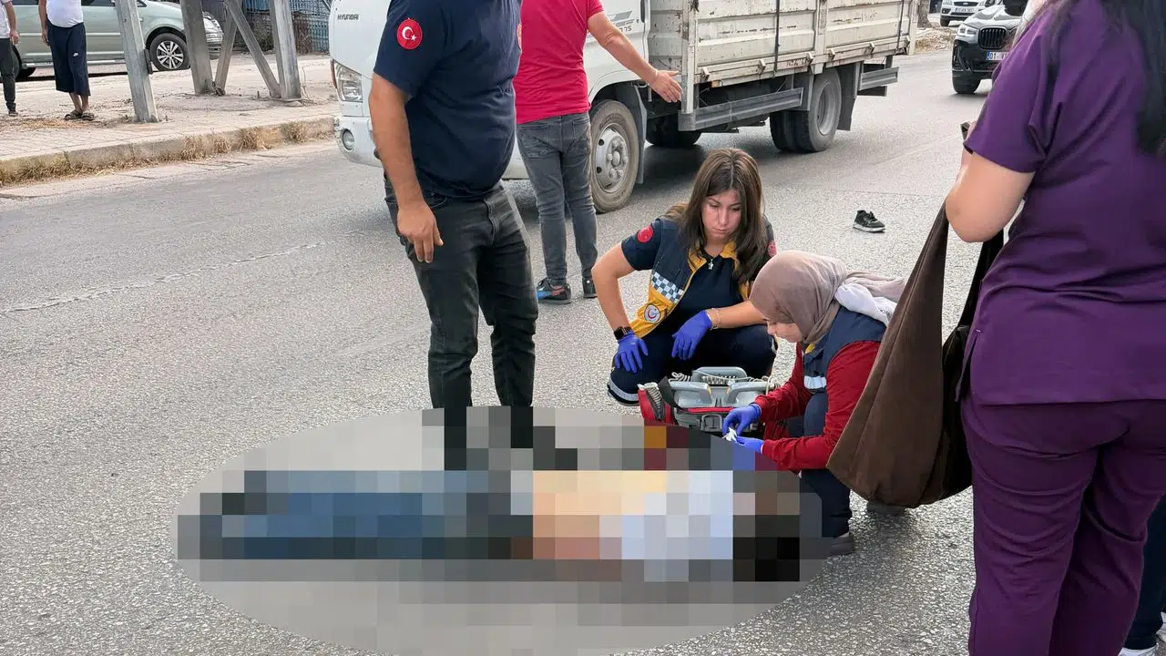 Adana'da feci kaza: Üst geçitten caddeye düşen kişiye minibüs çarptı