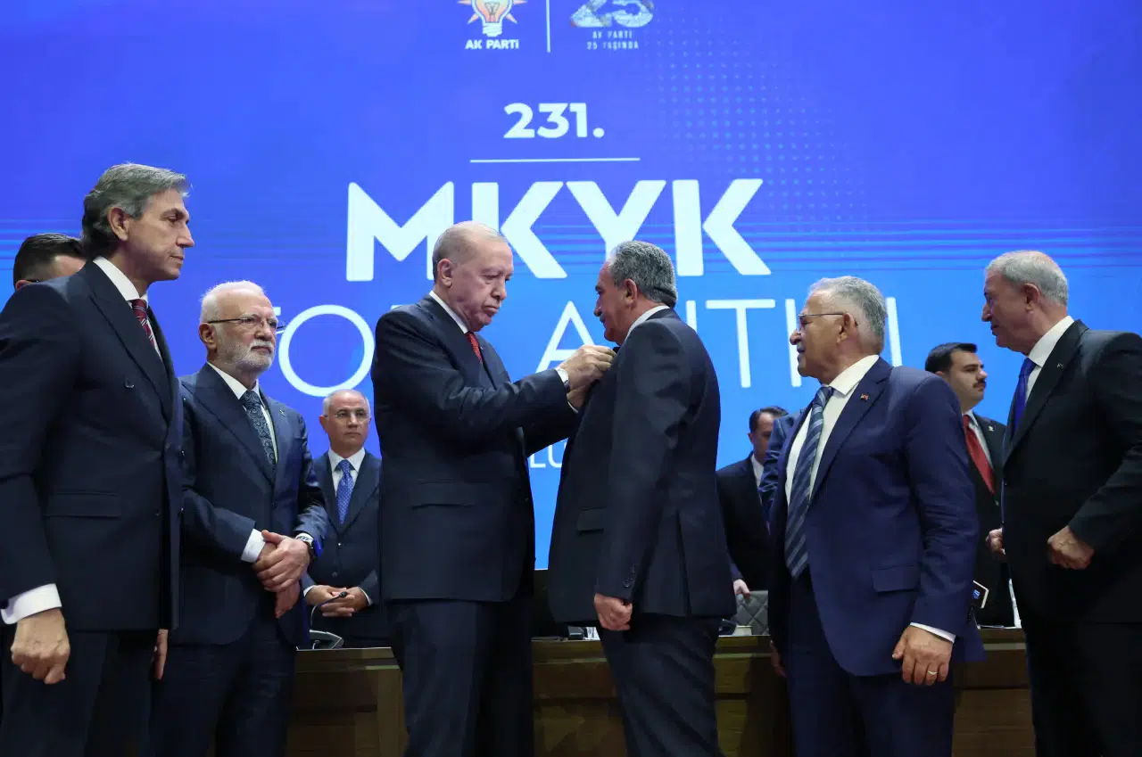 4 Belediye Başkanı AK Parti’ye katıldı: Rozetlerini Cumhurbaşkanı Erdoğan taktı