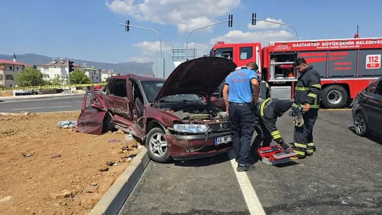 Gaziantep’te iki otomobil çarpıştı: 5 kişi yaralandı