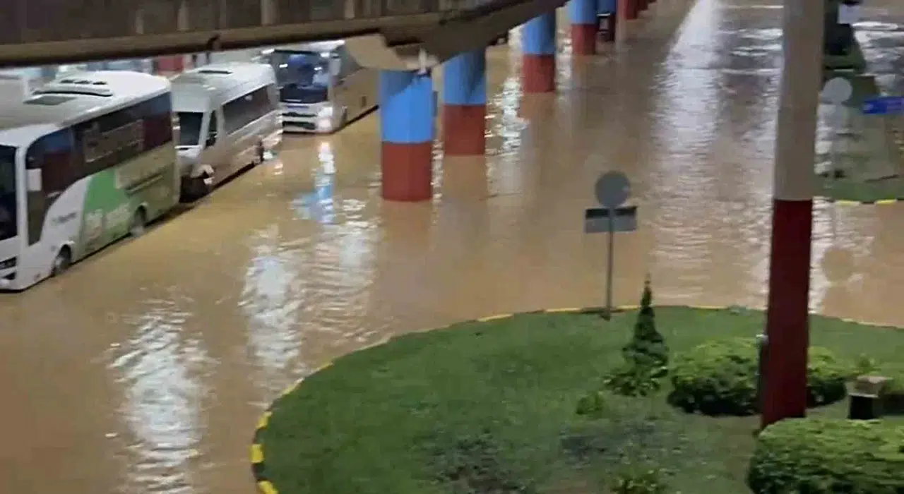 Trabzon’da şiddetli sağanak: Havalimanı otoparkı su altında