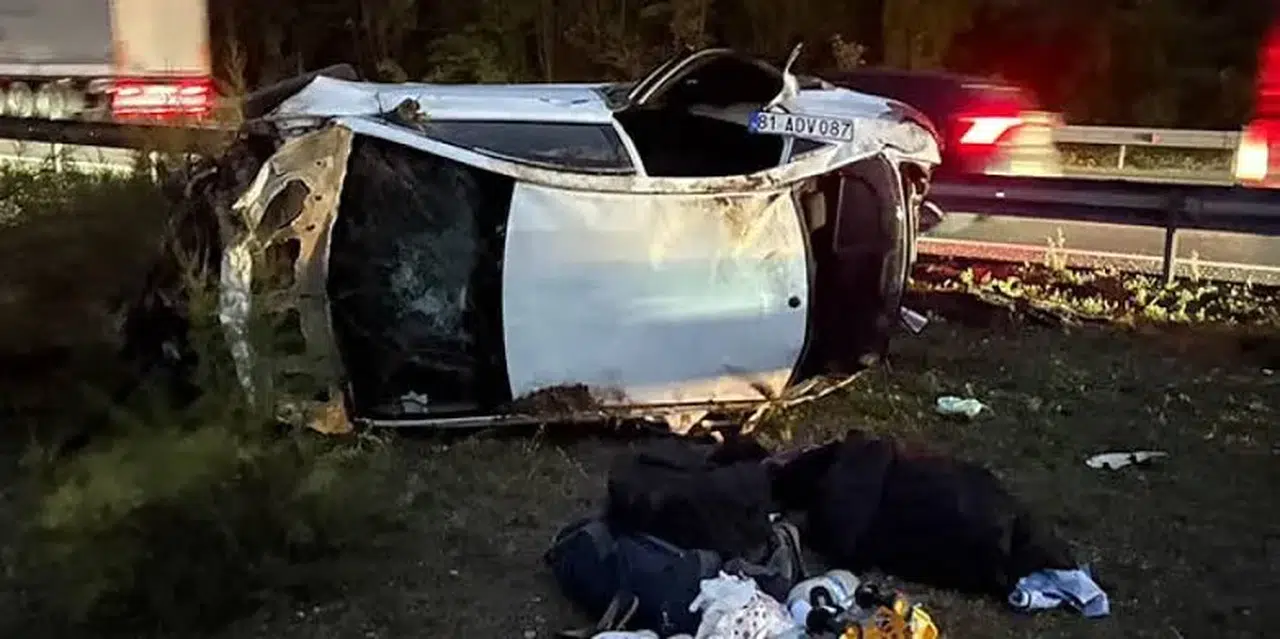 Sakarya'da otomobil refüje çarparak devrildi: 1 kişi hayatını kaybetti