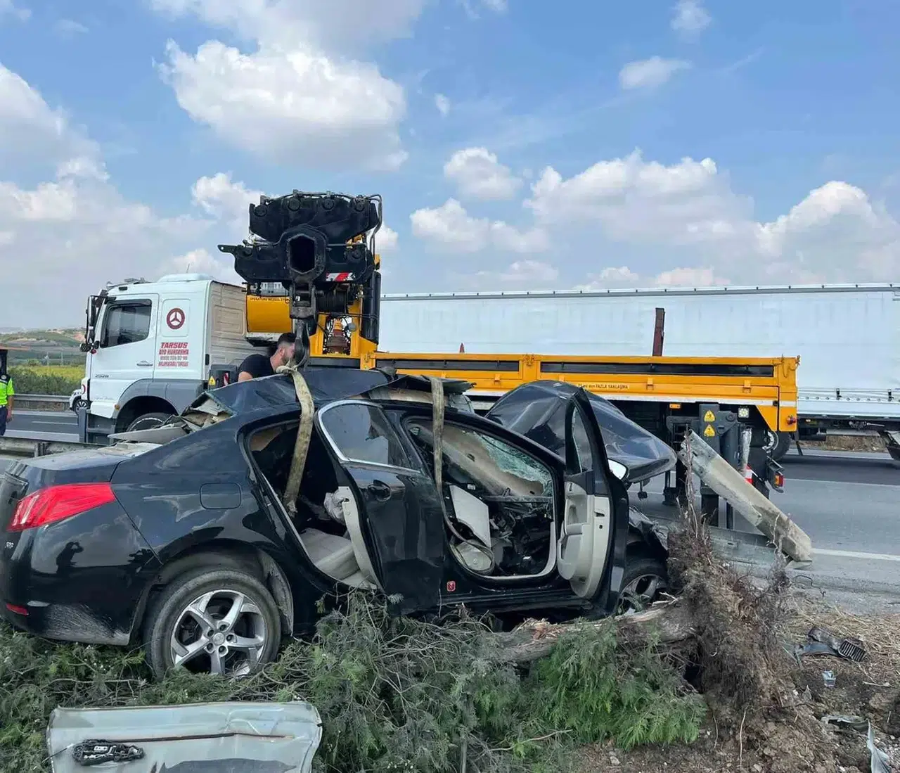 Tarsus'ta otomobil orta refüje çarptı: Sürücü hayatını kaybetti
