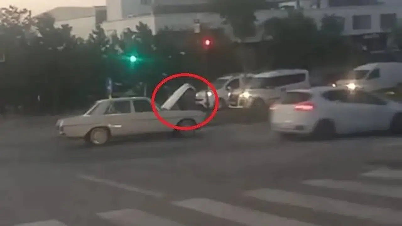 Seyir halindeki otomobilin kaputunu açarak tamir etti