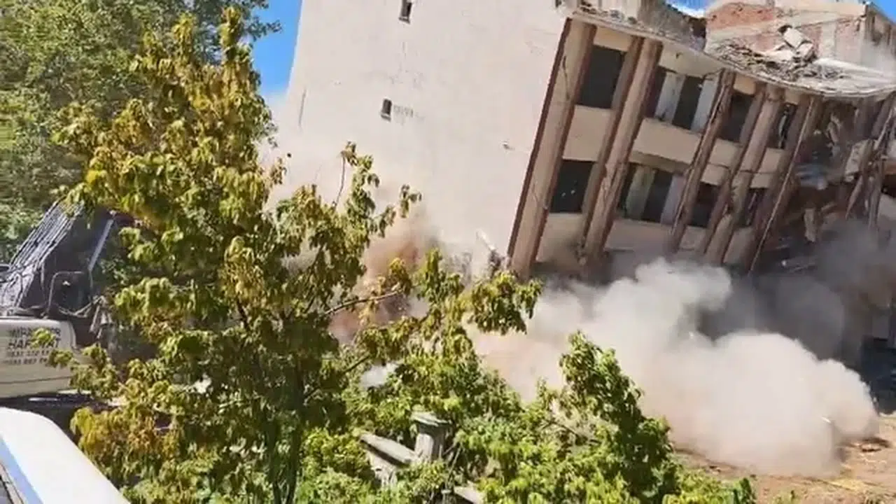 Elazığ’da iki bina tek dokunuşuyla yerle bir oldu