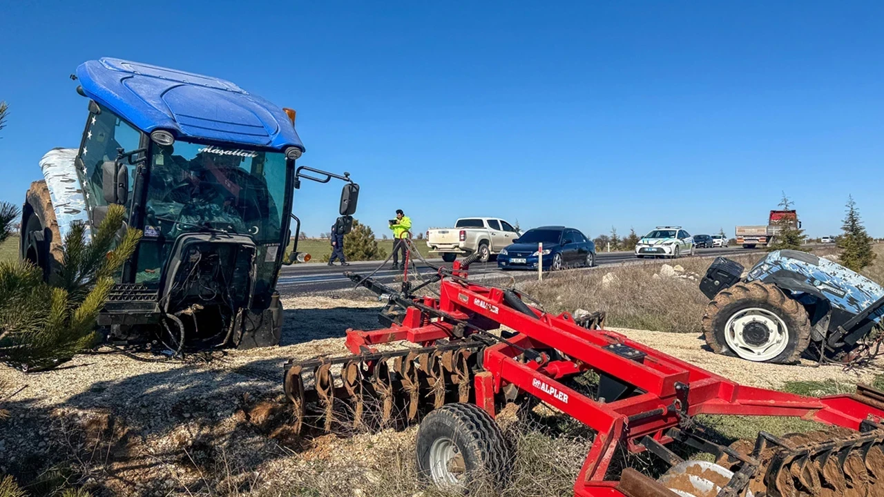 Uşak'ta korkunç kaza: Traktör ikiye bölündü, 1 kişi yaralandı