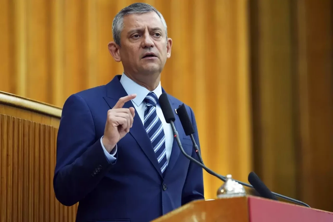 Özgür Özel'den Yunan gazetecinin hadsiz paylaşımına sert tepki: 'Orada dur!'