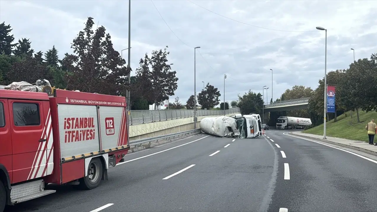 İstanbul Bakırköy'de LNG yüklü tanker devrildi! Yol trafiğe kapatıldı, sürücü yaralandı