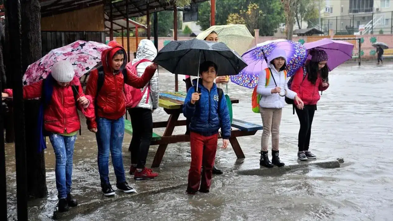 Düzce'de yarın 16 Ekim Cuma okullar tatil mi, yarın okul var mı ve Düzce Valiliği son dakika kararı ne?