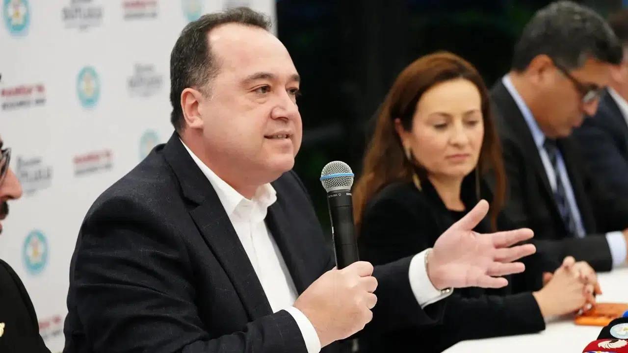 Büyükşehir Belediyeleri Sokağında Sıcak Gelişmeler: AK Parti'ye Geçiş İddiaları Hakkında Resmi Açıklama Geldi!