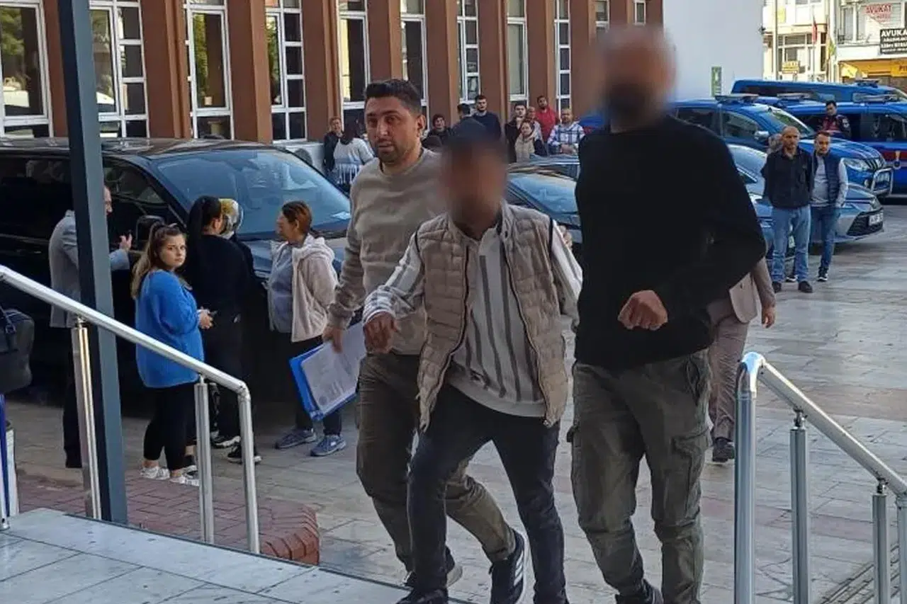 Yasak Aşkın Şok Edici Yüzleşmesi: Sevgilisinin Evinde Eşinin Karşısına Çıktı, Olaylar Gelişti!