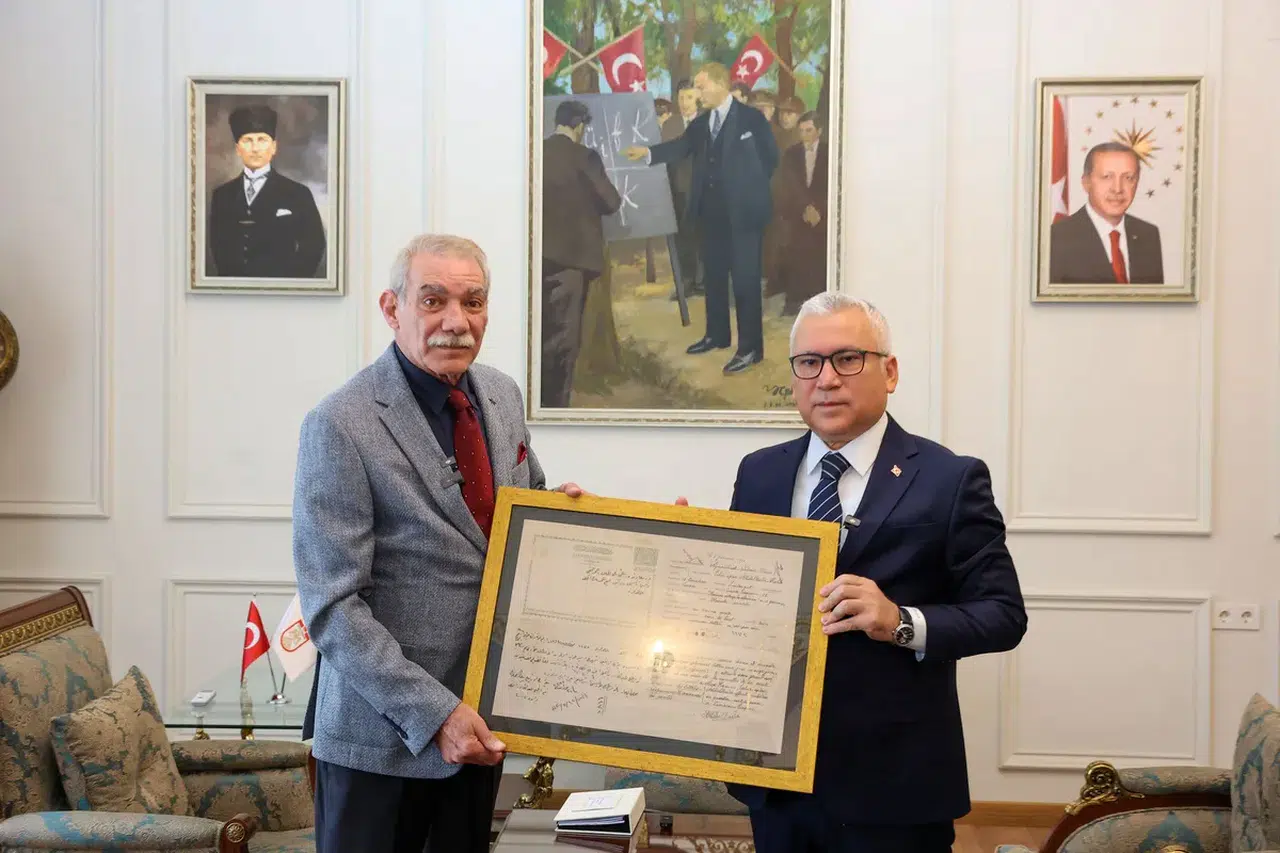 Sibirya'da esir düşen yüzbaşının belgeleri 110 yıl sonra torununa teslim edildi