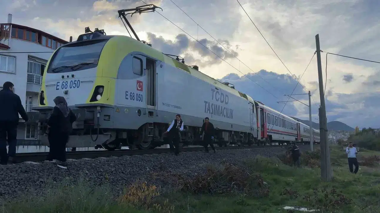 Kütahya'da hemzemin geçitte tren kazası: 20 yaşındaki genç yaşamını yitirdi