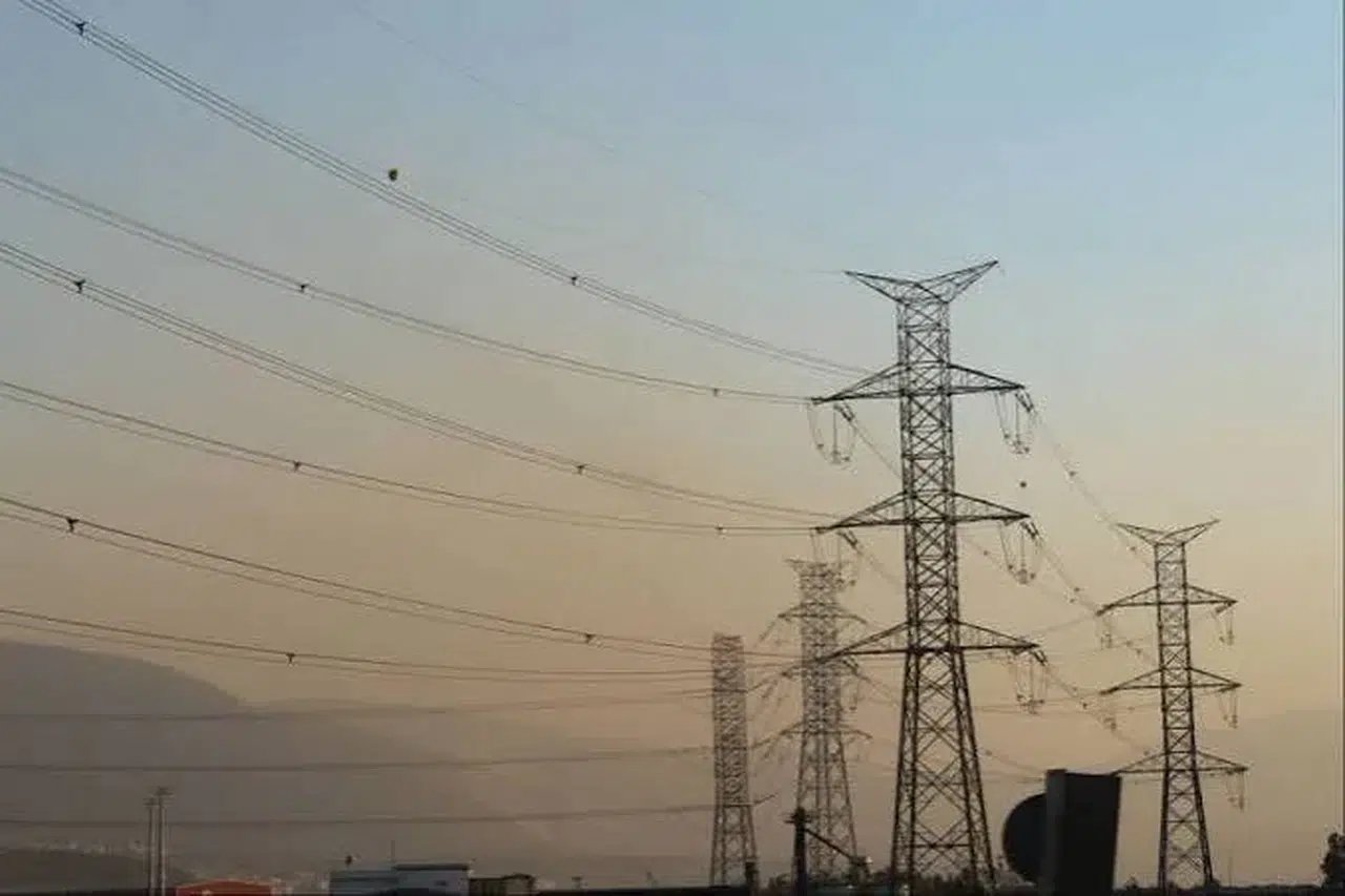Diyarbakır'da altyapı çalışması sırasında enerji hattı hasar gördü: Elektrik kesildi