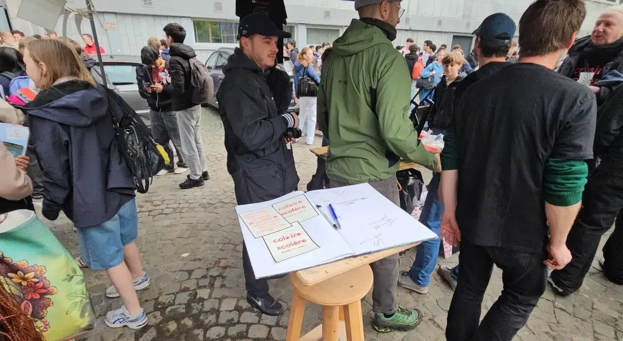 Madrid'de öğretmenler süresiz grevde: 5 kişi gözaltında