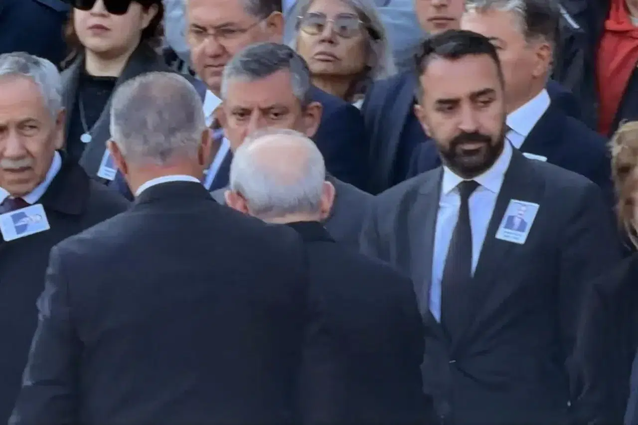 Özgür Özel ve Kemal Kılıçdaroğlu Cenazede Karşılaştı! TBMM'deki Tokalaşma Dikkat Çekti