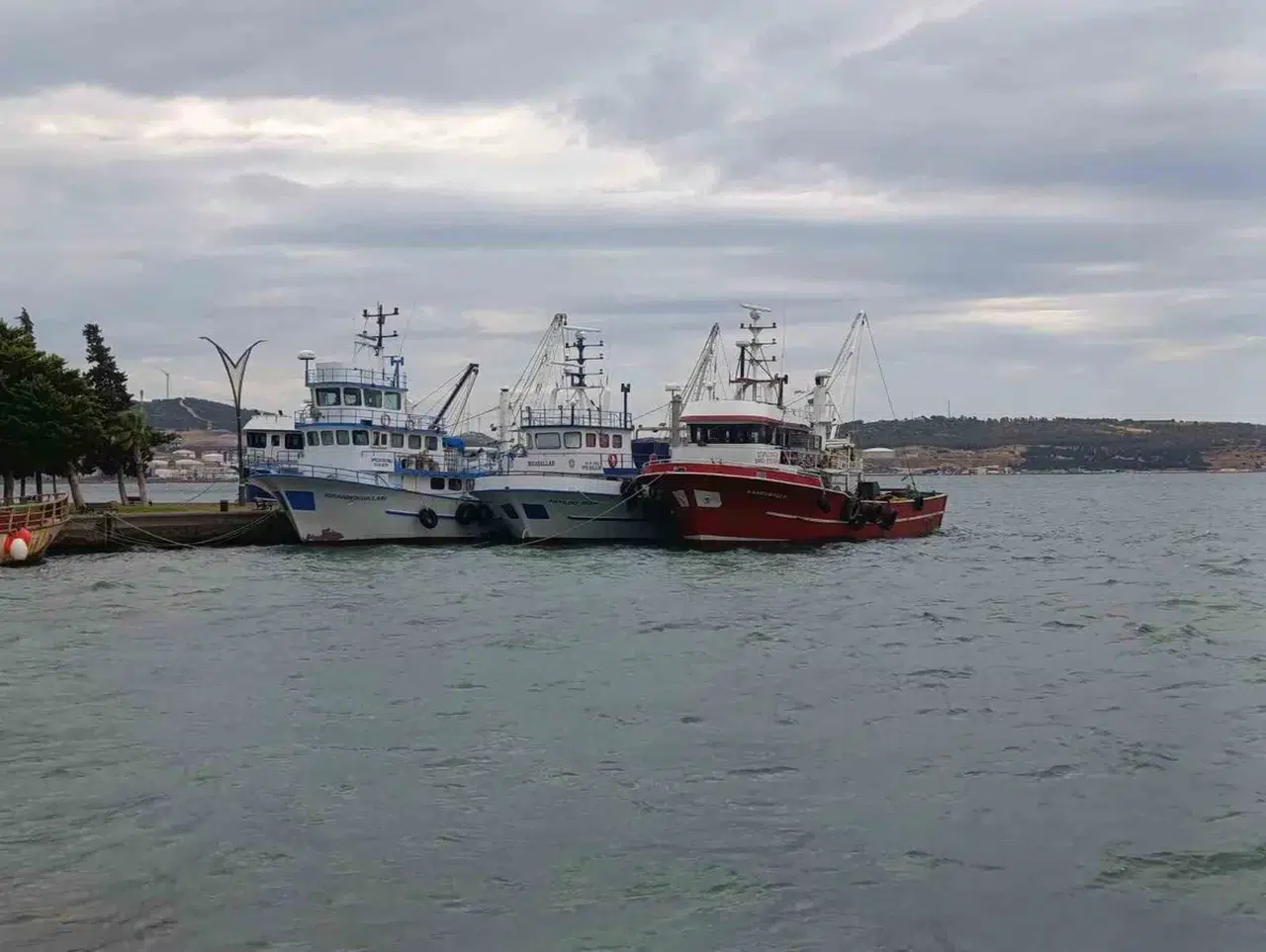 İzmir'de şiddetli poyraz nedeniyle balıkçılar denize açılamadı