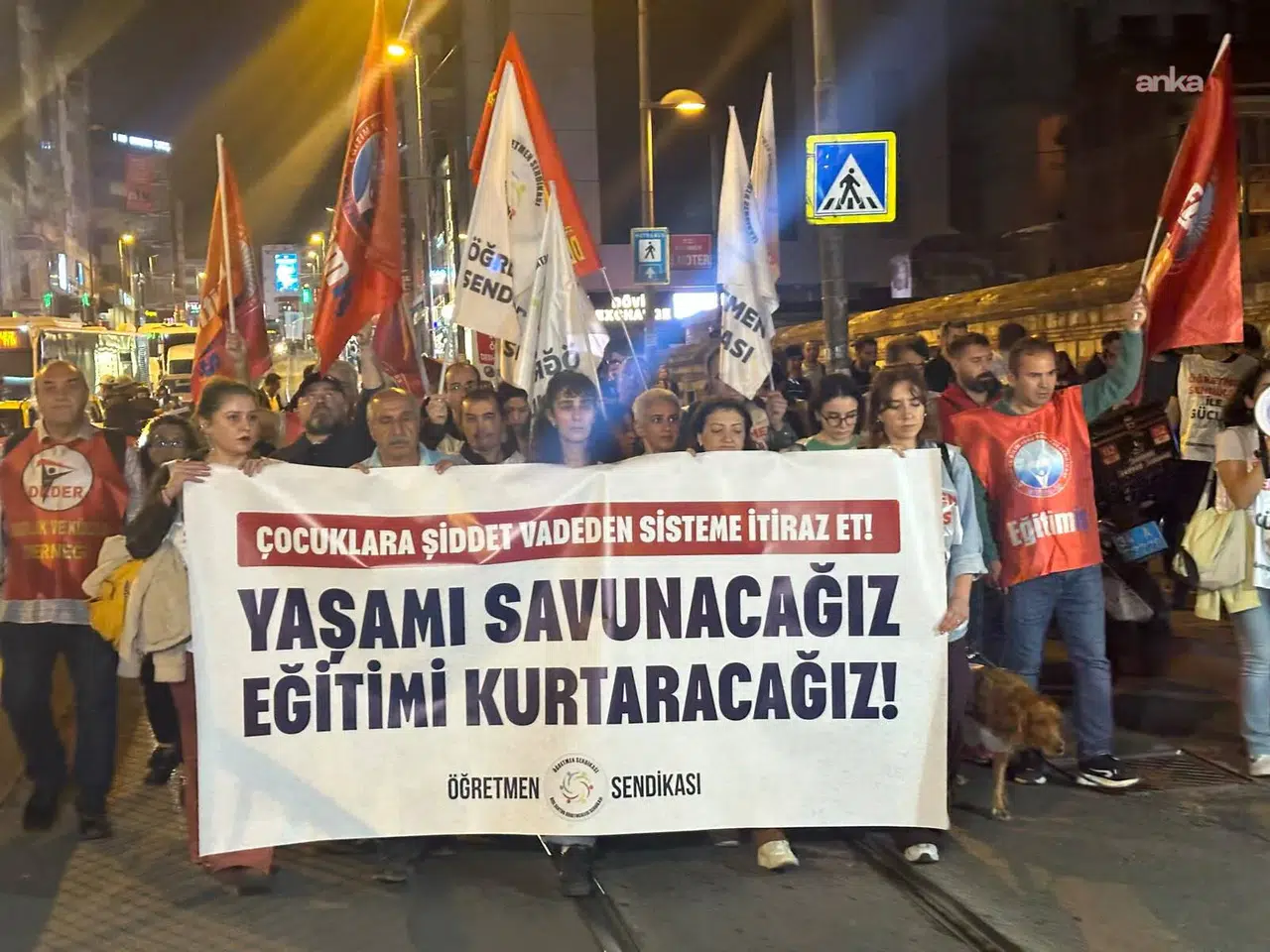 Kadıköy'de okullardaki saldırılar protesto edildi: Öğretmenlerden okullarda güvenlik çağrısı