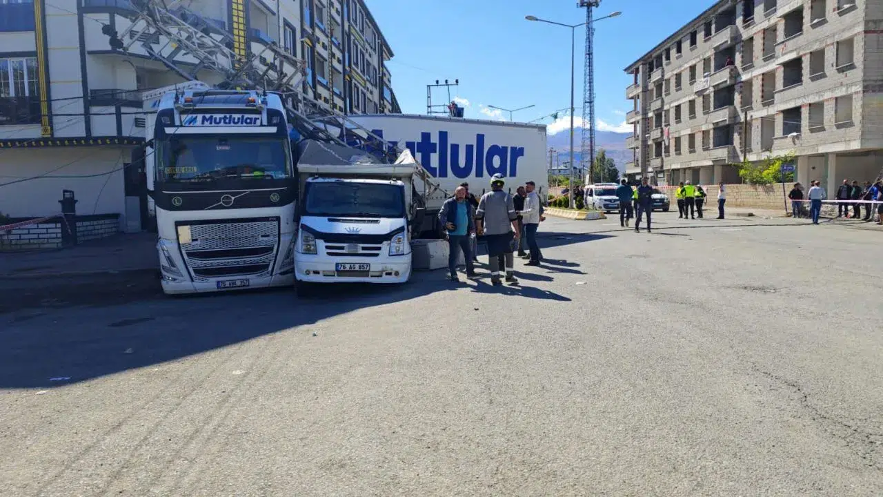 Iğdır'da TIR kamyoneti karşı şeride sürükledi: Şoför gözaltına alındı