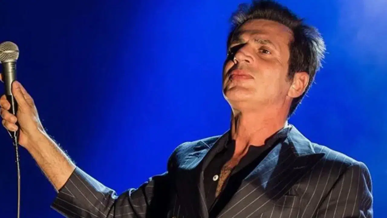 Teoman'ın sahnedeki samimi anları gündem oldu! Kadın sanatçıyla performansı dikkat çekti
