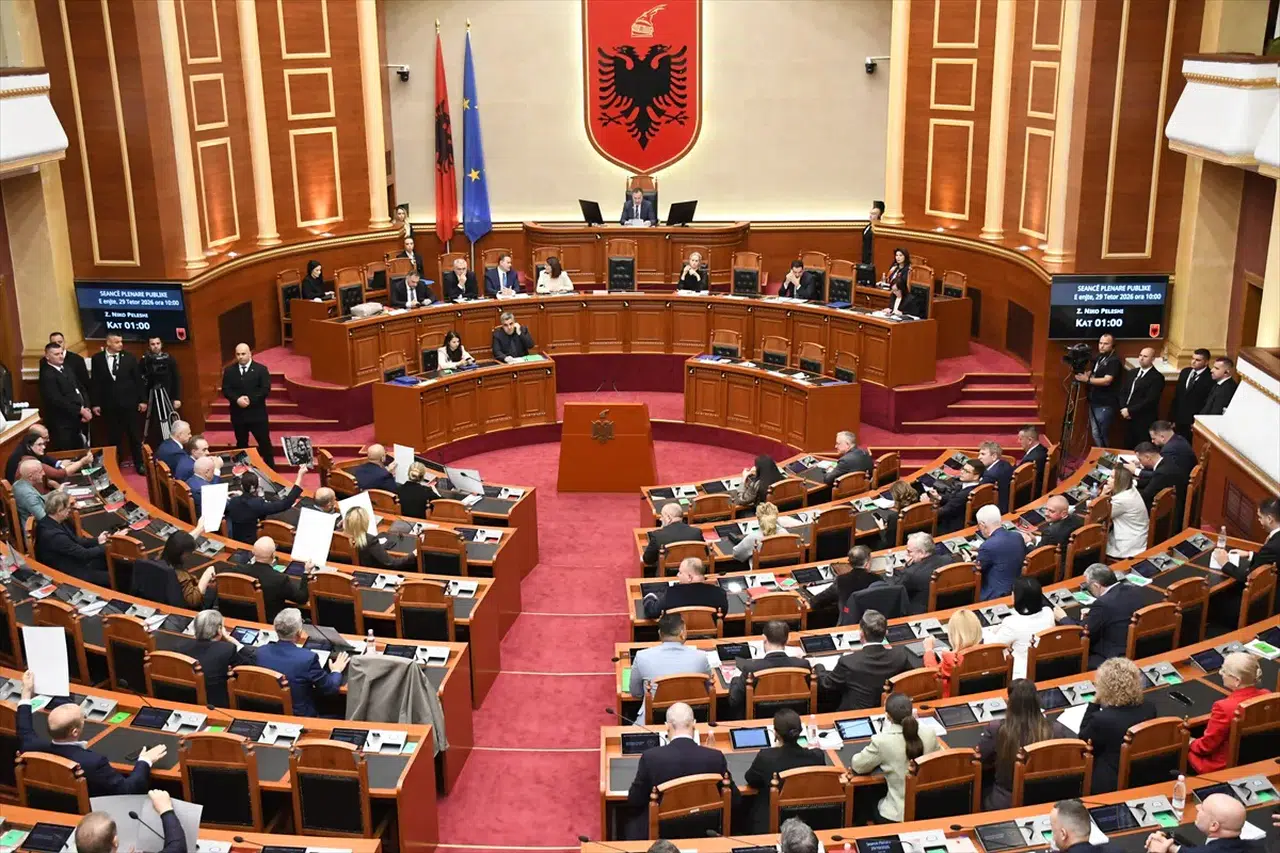 Arnavutluk meclisinde gergin dakikalar: Sis bombası atıldı, meşale yakıldı