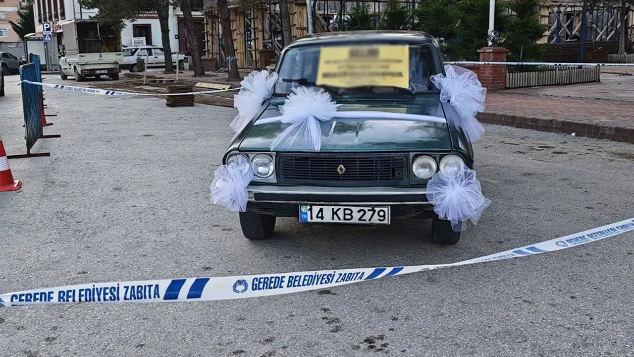 44 Yıllık Renault 12 Toros'unu Camiye Bağışladı! Üzerine Yazdırdığı Sözler Dikkat Çekti