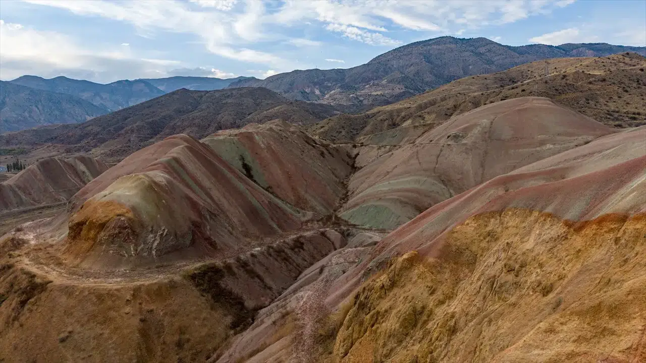 Erzurum'daki 45 milyon yıllık Gökkuşağı Tepeleri görüntülendi