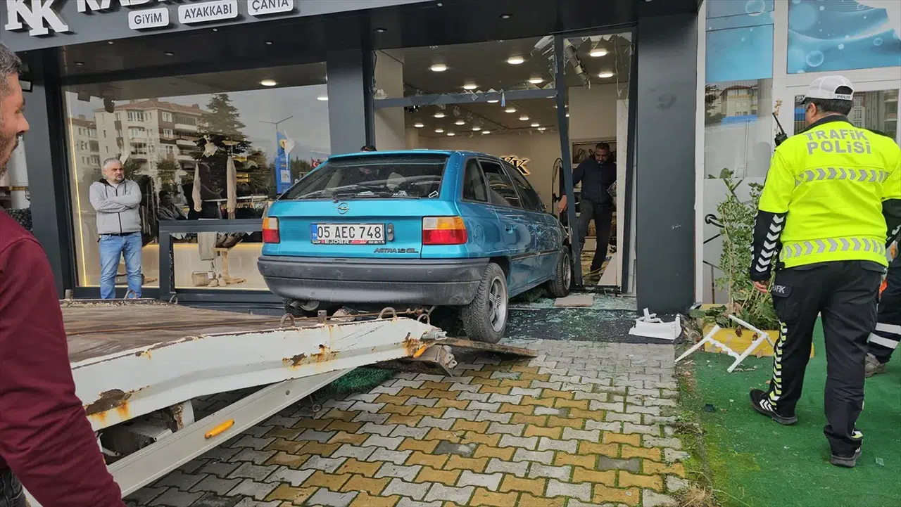 Çorum'da otomobil kaldırıma çıkıp mağazaya girdi: Kaza kamerada