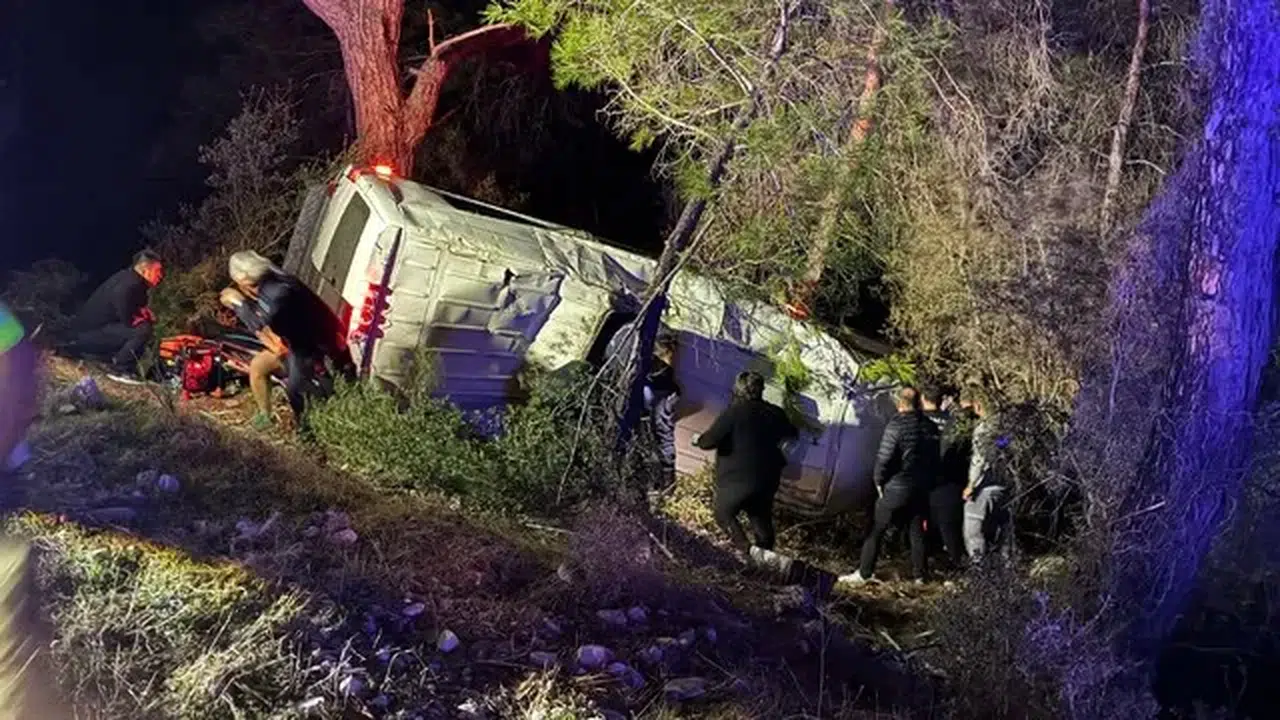 Antalya'da minibüs şarampole devrildi: 15 kişi yaralandı