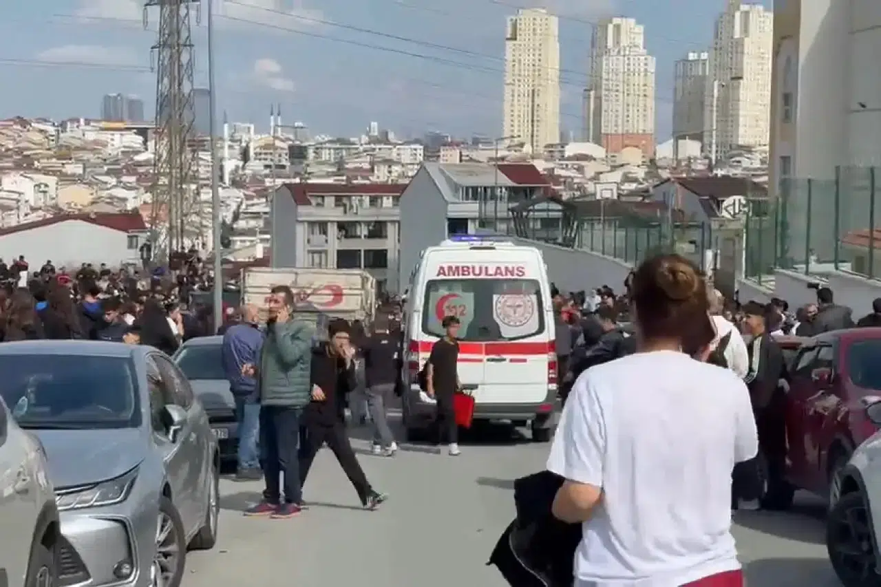 Esenyurt'ta lisede bıçaklı saldırı: 2 öğrenci yaralandı