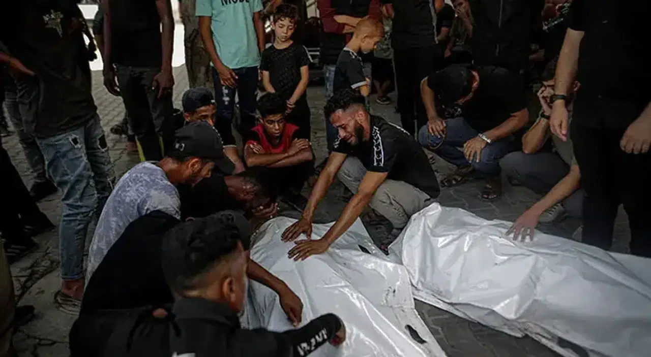 İsrail'in Gazze'deki üniversiteye saldırısında 3 Filistinli hayatını kaybetti