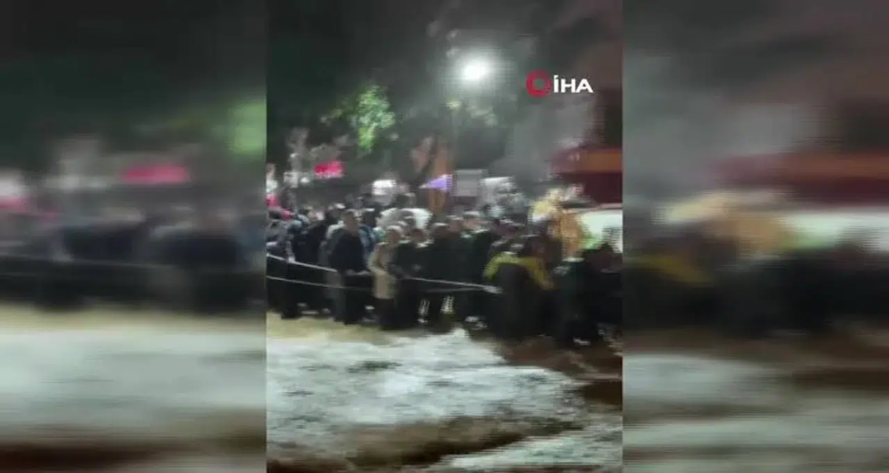 Sarıyer'de dere taştı, suda mahsur kalanlar halatla kurtarıldı