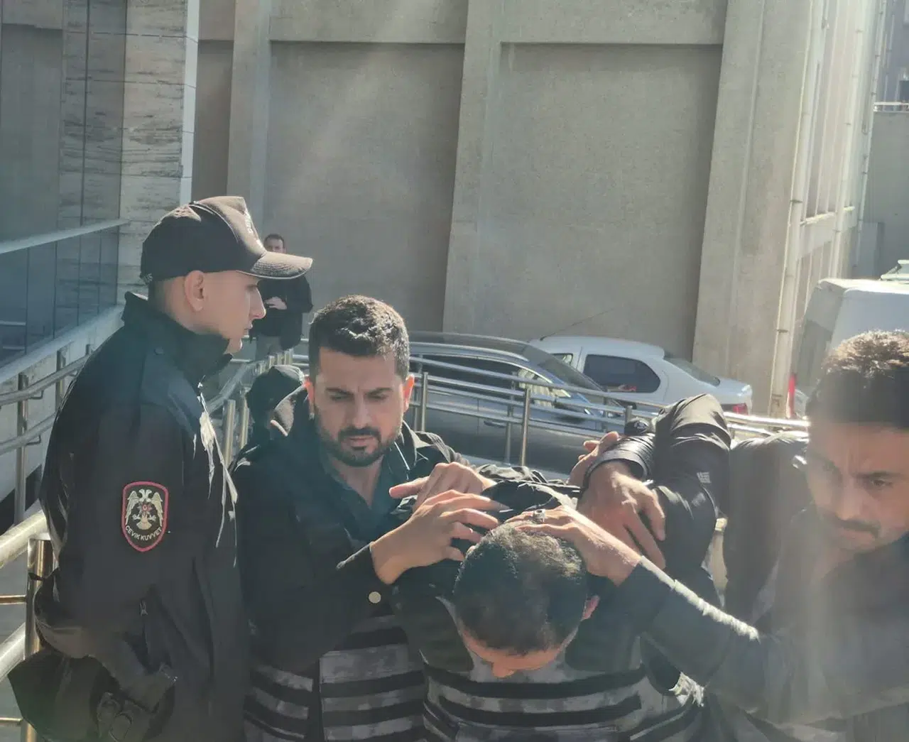 Zonguldak'ta eşini ve tartışmayı ayırmaya çalışan genci tabancayla yaralayan şüpheli yakalandı