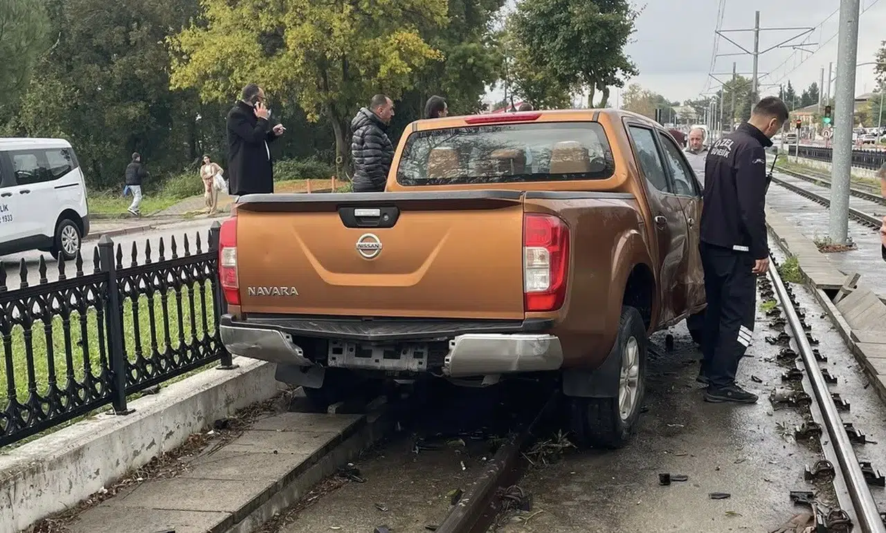 Samsun'da pikap kontrolden çıktı tramvay yoluna girdi