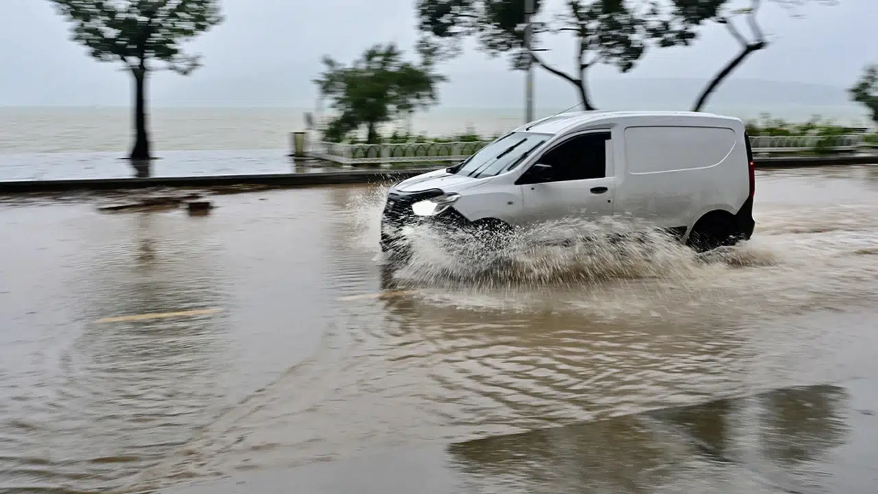 İstanbul'da kuvvetli sağanak uyarısı! Çatalca, Başakşehir ve Arnavutköy için kritik saatler