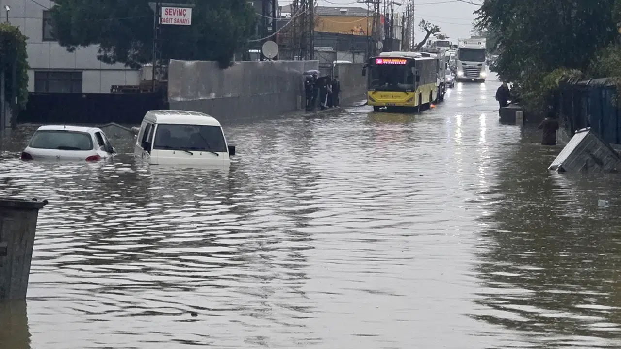 İstanbul'da sağanak hayatı felç etti! Araçlar mahsur kaldı, evleri su bastı: Sele kapılan kadın kurtarıldı