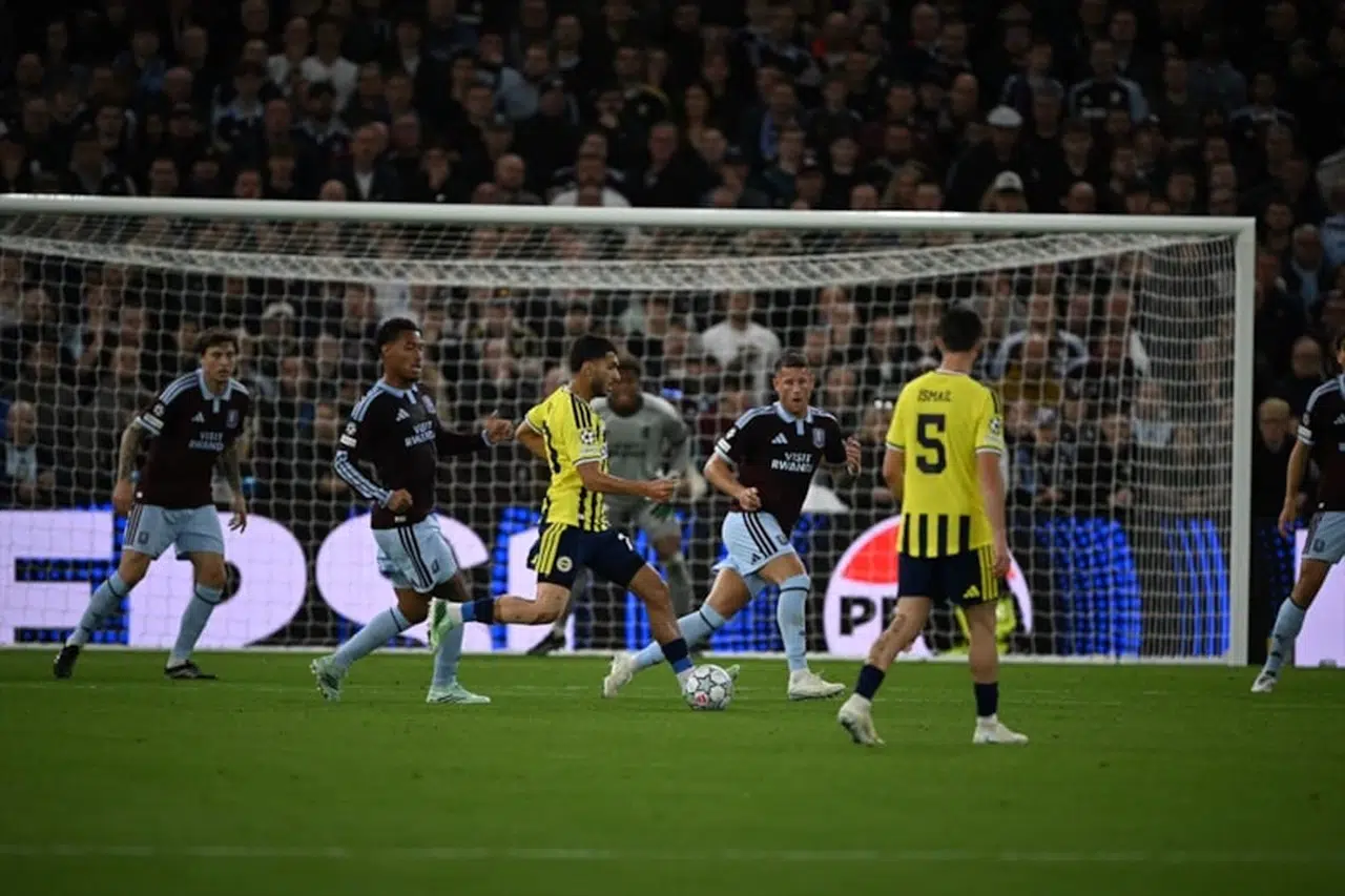 Fenerbahçe, Slavia Prag ile 2-2 berabere kaldı: Tribünlerden İsmail Kartal'a tepki