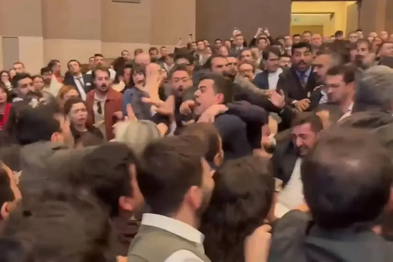 İstanbul Barosu seçiminde yumruklu kavga! Açılan bayraklar ve sloganlar gerginliğe neden oldu