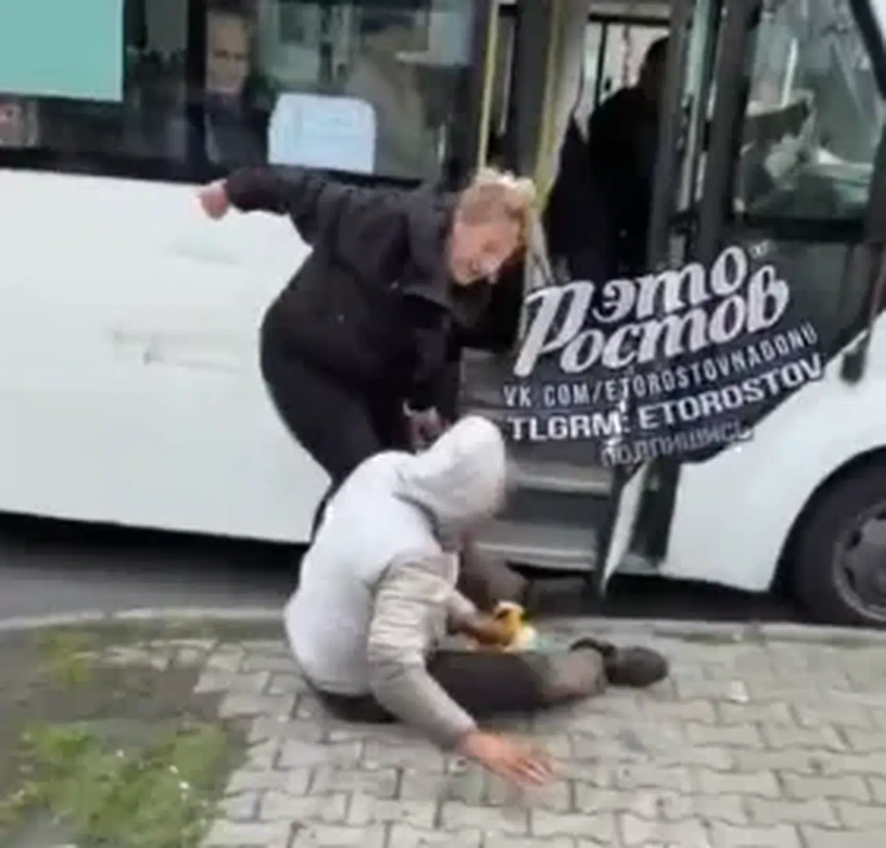 Rusya'da minibüste taciz iddiası! Kadın yolcu adamı darbetti