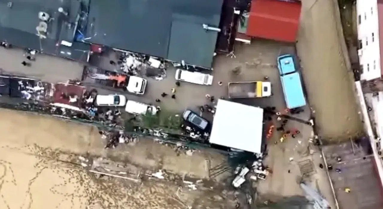 Ayazağa'da Dere Kenarındaki Tehlikeli Yapıların Yıkım Süreci Başladı