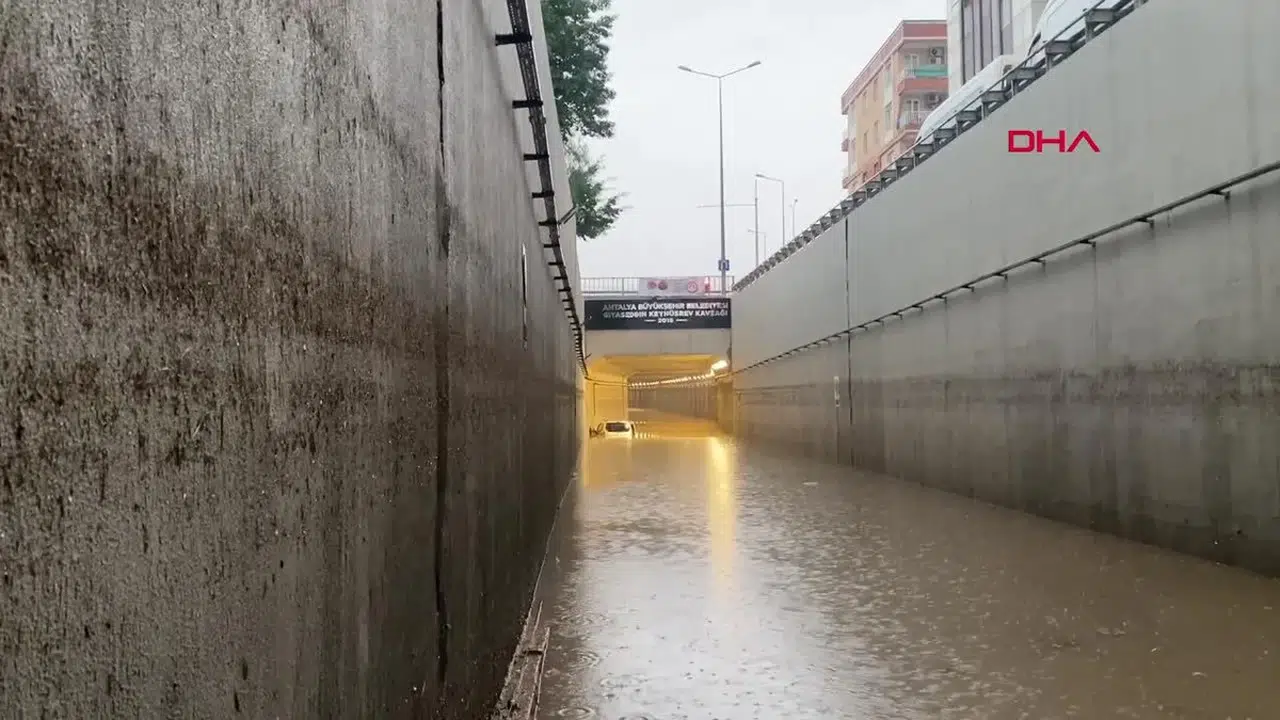 Antalya'da sağanak yağış: Kepez'de su seviyesi dize ulaştı