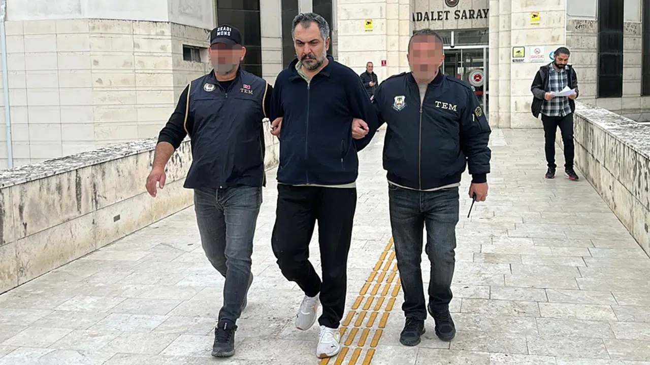 Atatürk ve Türk bayrağına hakaret iddiası! Balıkesir'de öğretmen tutuklandı