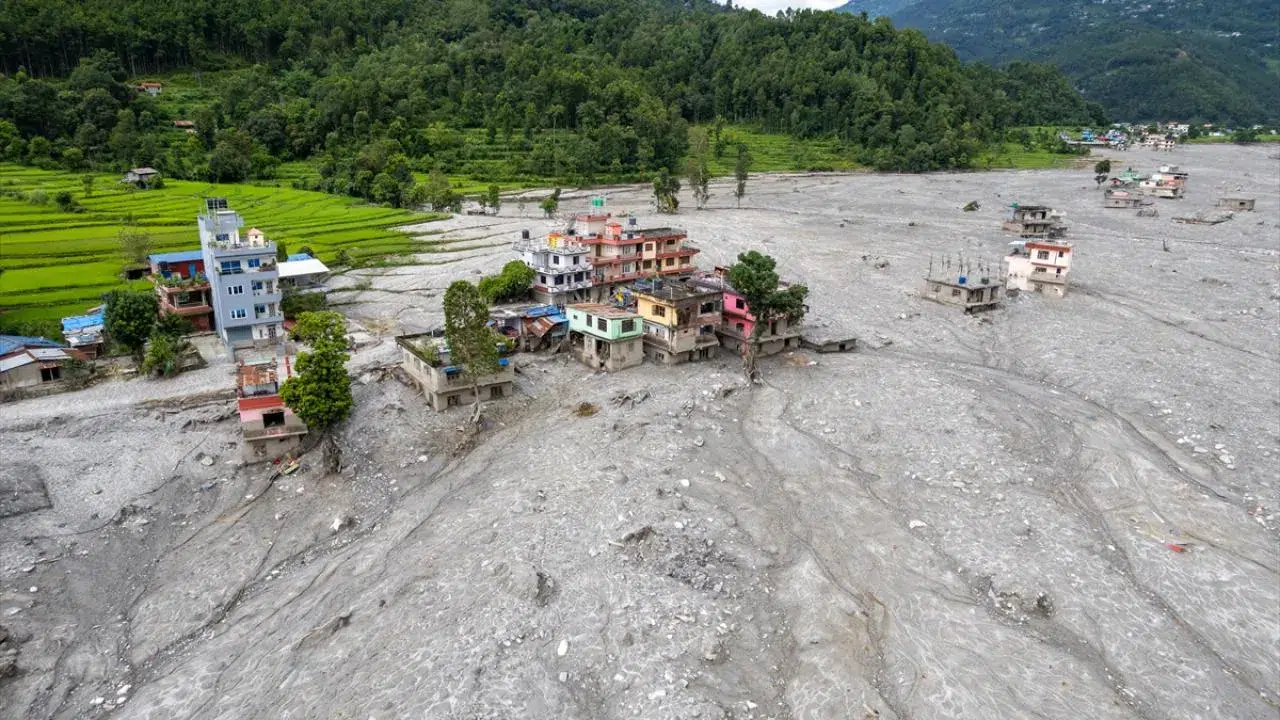 Nepal'de heyelan sonrası meydana gelen selde: 5 kişi kayboldu