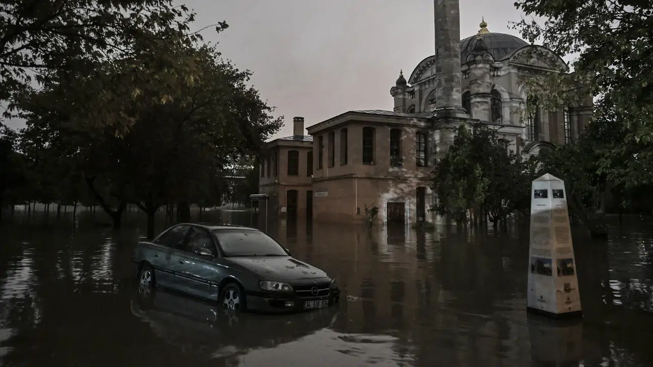 Kağıthane Deresi taştı! Tarihi Sadabad Camii'ni sel bastı